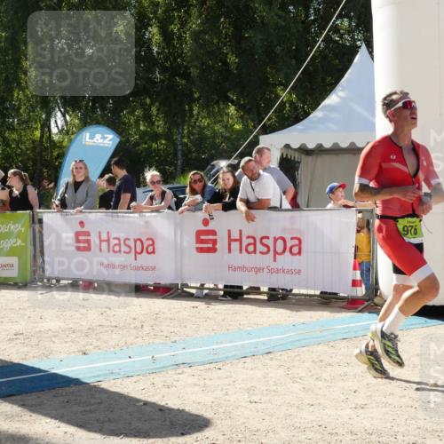 07.09.2025 - 19. Norderstedt Triathlon Zöllner http://msf.ph/oto/8789928 07.09.2025 15:24:02 Ziel 976, 988 meine-sportfotos.de