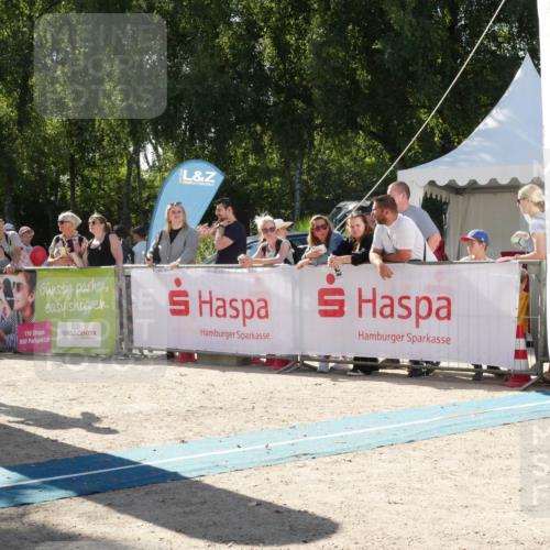 07.09.2025 - 19. Norderstedt Triathlon Zöllner http://msf.ph/oto/8789930 07.09.2025 15:24:04 Ziel 976, 988 meine-sportfotos.de