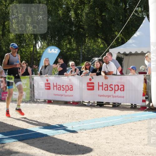 07.09.2025 - 19. Norderstedt Triathlon Zöllner http://msf.ph/oto/8789933 07.09.2025 15:24:04 Ziel 976, 988 meine-sportfotos.de
