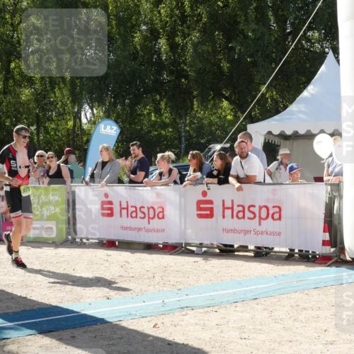 07.09.2025 - 19. Norderstedt Triathlon Zöllner http://msf.ph/oto/8789942 07.09.2025 15:24:26 Ziel 978 meine-sportfotos.de