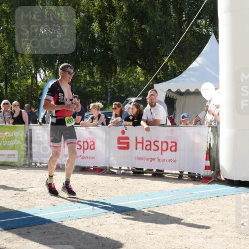 07.09.2025 - 19. Norderstedt Triathlon Zöllner http://msf.ph/oto/8789946 07.09.2025 15:24:27 Ziel 978 meine-sportfotos.de