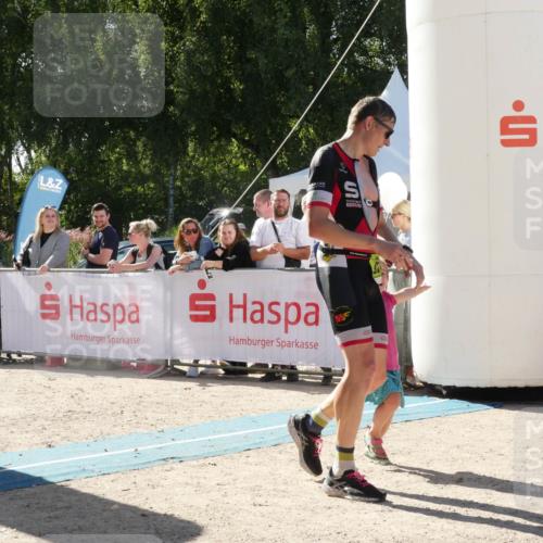 07.09.2025 - 19. Norderstedt Triathlon Zöllner http://msf.ph/oto/8789959 07.09.2025 15:24:29 Ziel 978, 1469 meine-sportfotos.de
