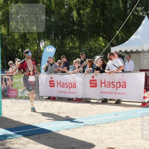 07.09.2025 - 19. Norderstedt Triathlon Zöllner http://msf.ph/oto/8790046 07.09.2025 15:26:52 Ziel 958, 964 meine-sportfotos.de