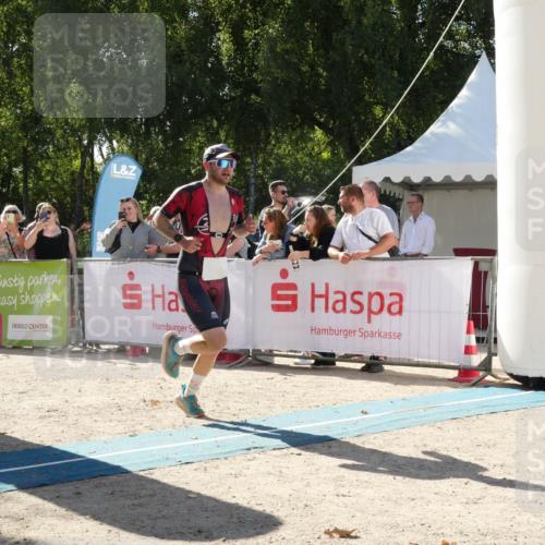 07.09.2025 - 19. Norderstedt Triathlon Zöllner http://msf.ph/oto/8790050 07.09.2025 15:26:52 Ziel 958, 964 meine-sportfotos.de