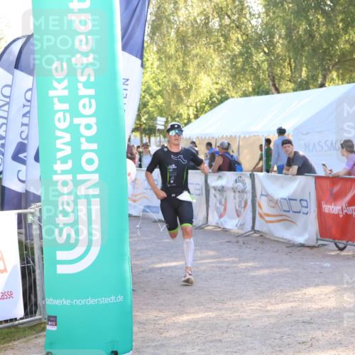 07.09.2025 - 19. Norderstedt Triathlon Zöllner http://msf.ph/oto/8790051 07.09.2025 16:23:39 Ziel 537, 538 meine-sportfotos.de