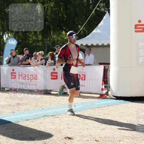 07.09.2025 - 19. Norderstedt Triathlon Zöllner http://msf.ph/oto/8790053 07.09.2025 15:26:52 Ziel 958, 964 meine-sportfotos.de