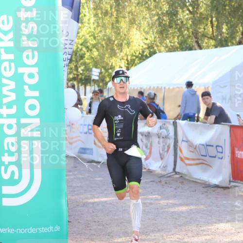 07.09.2025 - 19. Norderstedt Triathlon Zöllner http://msf.ph/oto/8790064 07.09.2025 16:23:40 Ziel 537, 538 meine-sportfotos.de