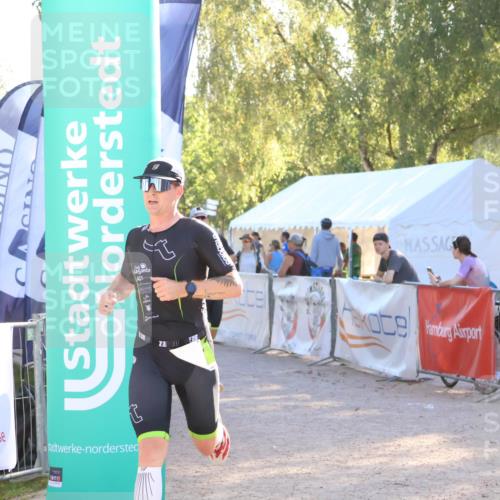 07.09.2025 - 19. Norderstedt Triathlon Zöllner http://msf.ph/oto/8790072 07.09.2025 16:23:41 Ziel 537, 538 meine-sportfotos.de
