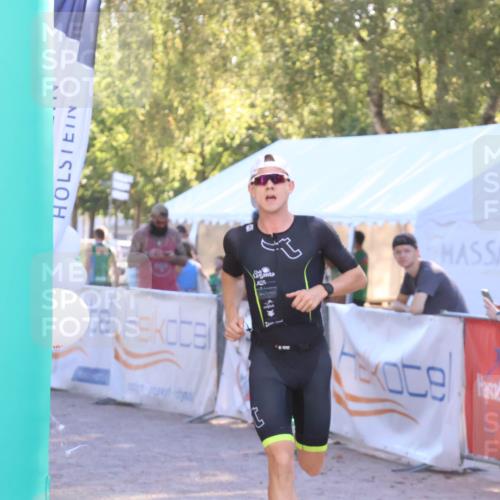 07.09.2025 - 19. Norderstedt Triathlon Zöllner http://msf.ph/oto/8790082 07.09.2025 16:23:43 Ziel 537, 538 meine-sportfotos.de