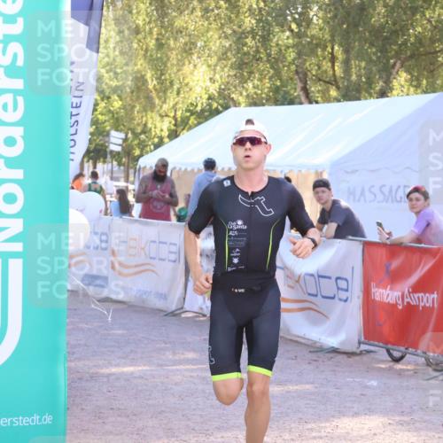 07.09.2025 - 19. Norderstedt Triathlon Zöllner http://msf.ph/oto/8790086 07.09.2025 16:23:43 Ziel 537, 538 meine-sportfotos.de