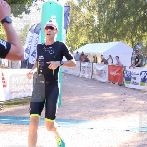07.09.2025 - 19. Norderstedt Triathlon Zöllner http://msf.ph/oto/8790097 07.09.2025 16:23:45 Ziel 494, 537, 538 meine-sportfotos.de