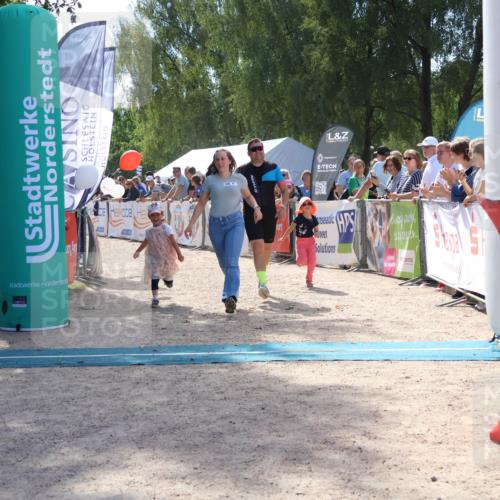 07.09.2025 - 19. Norderstedt Triathlon Zöllner http://msf.ph/oto/8790105 07.09.2025 13:57:06 Ziel 310, 336 meine-sportfotos.de