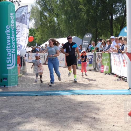 07.09.2025 - 19. Norderstedt Triathlon Zöllner http://msf.ph/oto/8790111 07.09.2025 13:57:06 Ziel 310, 336 meine-sportfotos.de