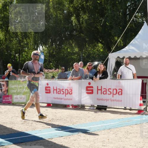 07.09.2025 - 19. Norderstedt Triathlon Zöllner http://msf.ph/oto/8790120 07.09.2025 15:29:32 Ziel 990, 991 meine-sportfotos.de