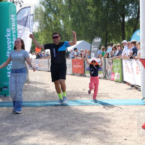 07.09.2025 - 19. Norderstedt Triathlon Zöllner http://msf.ph/oto/8790121 07.09.2025 13:57:07 Ziel 310, 336 meine-sportfotos.de