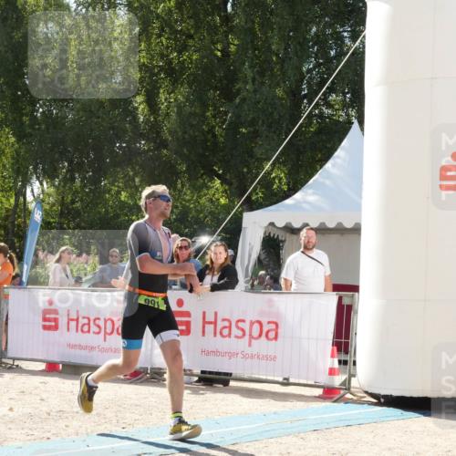 07.09.2025 - 19. Norderstedt Triathlon Zöllner http://msf.ph/oto/8790122 07.09.2025 15:29:33 Ziel 990, 991 meine-sportfotos.de