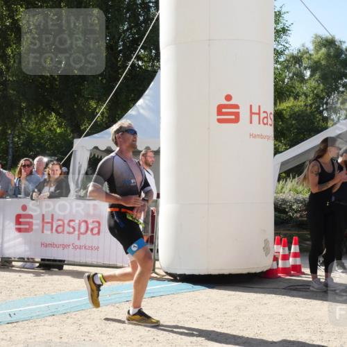 07.09.2025 - 19. Norderstedt Triathlon Zöllner http://msf.ph/oto/8790125 07.09.2025 15:29:33 Ziel 990, 991 meine-sportfotos.de