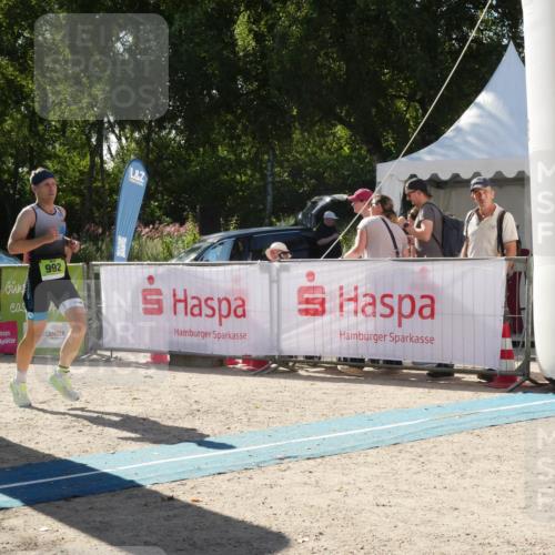 07.09.2025 - 19. Norderstedt Triathlon Zöllner http://msf.ph/oto/8790239 07.09.2025 15:33:59 Ziel 972, 992 meine-sportfotos.de