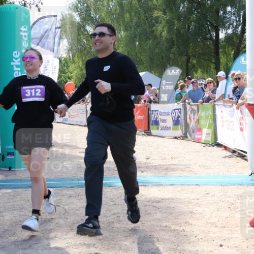07.09.2025 - 19. Norderstedt Triathlon Zöllner http://msf.ph/oto/8790246 07.09.2025 13:58:27 Ziel 298, 312 meine-sportfotos.de