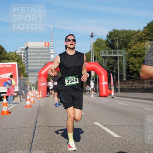07.09.2025 - BARMER Alsterlauf Yannick Fuchs http://msf.ph/oto/8790933 07.09.2025 09:41:23 Laufen 3544 meine-sportfotos.de