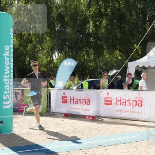07.09.2025 - 19. Norderstedt Triathlon Zöllner http://msf.ph/oto/8791118 07.09.2025 15:42:29 Ziel 877, 1026 meine-sportfotos.de