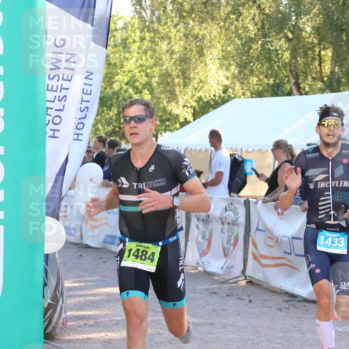 07.09.2025 - 19. Norderstedt Triathlon Zöllner http://msf.ph/oto/8791558 07.09.2025 16:32:35 Ziel 490, 521, 1433, 1484 meine-sportfotos.de