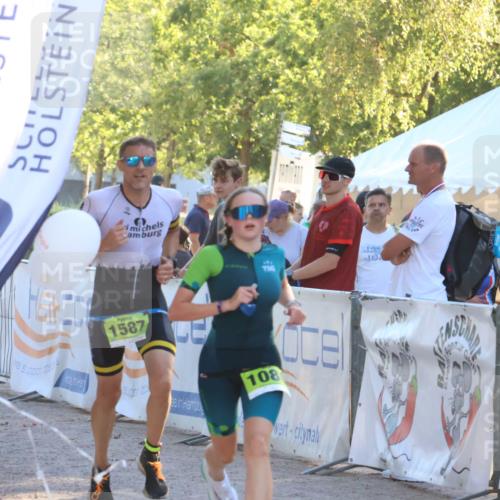 07.09.2025 - 19. Norderstedt Triathlon Zöllner http://msf.ph/oto/8791956 07.09.2025 16:34:40 Ziel 1080, 1587, 1590 meine-sportfotos.de