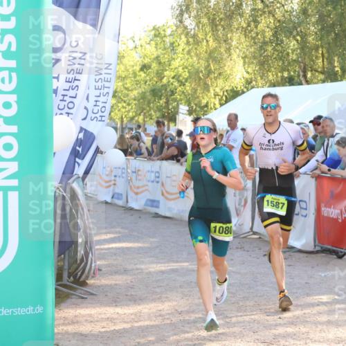 07.09.2025 - 19. Norderstedt Triathlon Zöllner http://msf.ph/oto/8791979 07.09.2025 16:34:42 Ziel 1080, 1587, 1590 meine-sportfotos.de