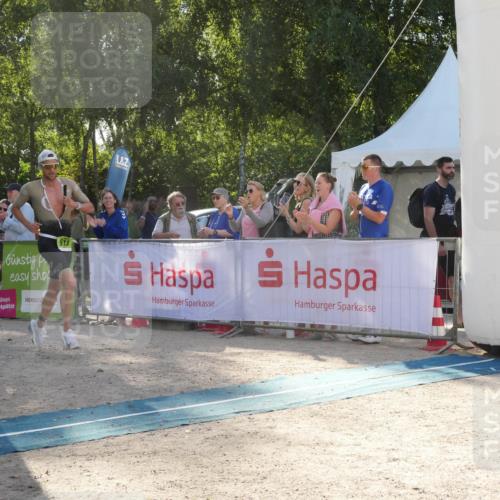07.09.2025 - 19. Norderstedt Triathlon Zöllner http://msf.ph/oto/8792282 07.09.2025 16:22:27 Ziel 513, 517 meine-sportfotos.de