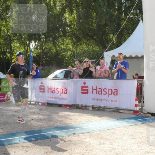 07.09.2025 - 19. Norderstedt Triathlon Zöllner http://msf.ph/oto/8792318 07.09.2025 16:23:43 Ziel 537, 538 meine-sportfotos.de