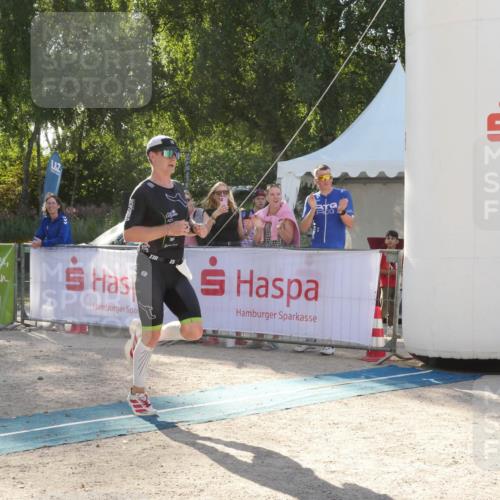 07.09.2025 - 19. Norderstedt Triathlon Zöllner http://msf.ph/oto/8792322 07.09.2025 16:23:43 Ziel 537, 538 meine-sportfotos.de