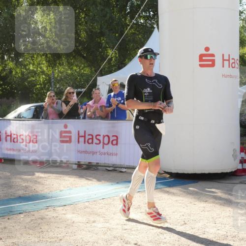 07.09.2025 - 19. Norderstedt Triathlon Zöllner http://msf.ph/oto/8792324 07.09.2025 16:23:44 Ziel 537, 538 meine-sportfotos.de
