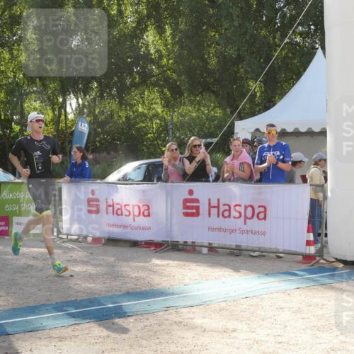 07.09.2025 - 19. Norderstedt Triathlon Zöllner http://msf.ph/oto/8792328 07.09.2025 16:23:45 Ziel 537, 538 meine-sportfotos.de