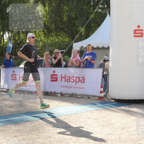 07.09.2025 - 19. Norderstedt Triathlon Zöllner http://msf.ph/oto/8792329 07.09.2025 16:23:45 Ziel 537, 538 meine-sportfotos.de