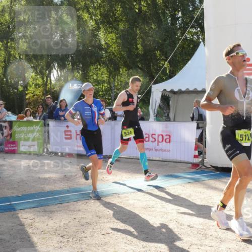 07.09.2025 - 19. Norderstedt Triathlon Zöllner http://msf.ph/oto/8792579 07.09.2025 16:28:06 Ziel 479, 512, 524 meine-sportfotos.de