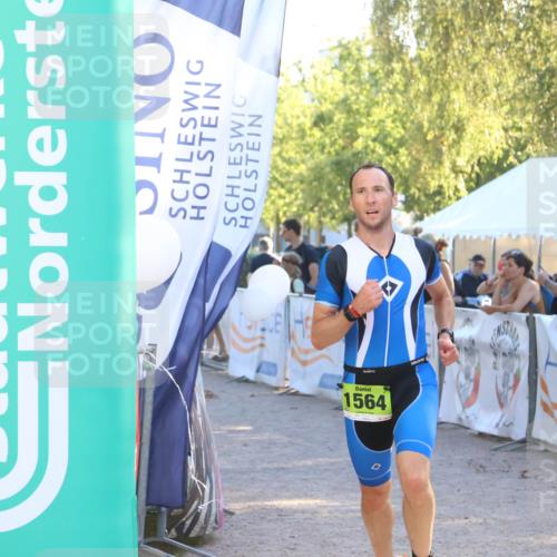07.09.2025 - 19. Norderstedt Triathlon Zöllner http://msf.ph/oto/8793084 07.09.2025 16:39:39 Ziel 1067, 1073, 1564 meine-sportfotos.de