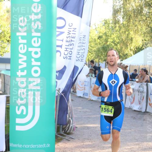 07.09.2025 - 19. Norderstedt Triathlon Zöllner http://msf.ph/oto/8793090 07.09.2025 16:39:39 Ziel 1067, 1073, 1564 meine-sportfotos.de