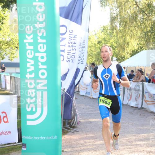 07.09.2025 - 19. Norderstedt Triathlon Zöllner http://msf.ph/oto/8793096 07.09.2025 16:39:39 Ziel 1067, 1073, 1564 meine-sportfotos.de
