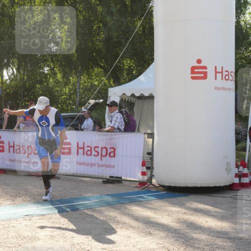 07.09.2025 - 19. Norderstedt Triathlon Zöllner http://msf.ph/oto/8793454 07.09.2025 16:37:03 Ziel 458, 1565, 1571 meine-sportfotos.de