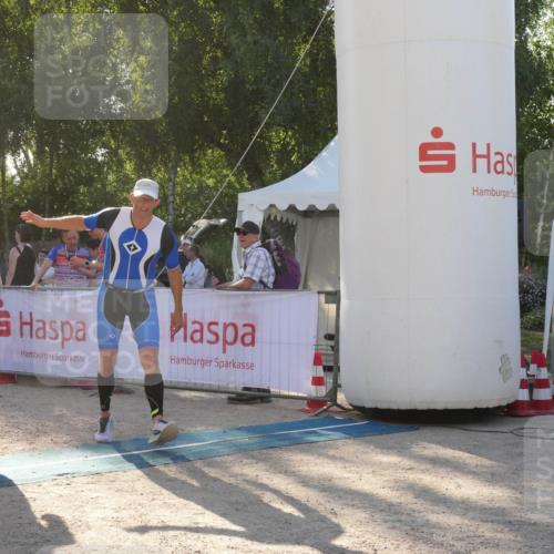 07.09.2025 - 19. Norderstedt Triathlon Zöllner http://msf.ph/oto/8793456 07.09.2025 16:37:04 Ziel 458, 1565, 1571 meine-sportfotos.de