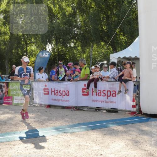 07.09.2025 - 19. Norderstedt Triathlon Zöllner http://msf.ph/oto/8793936 07.09.2025 16:41:52 Ziel 1584, 1595 meine-sportfotos.de