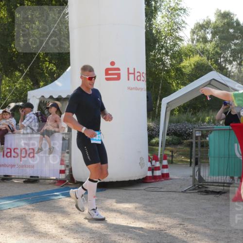 07.09.2025 - 19. Norderstedt Triathlon Zöllner http://msf.ph/oto/8793956 07.09.2025 16:42:08 Ziel 403, 1100 meine-sportfotos.de