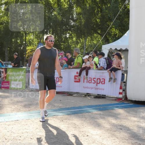 07.09.2025 - 19. Norderstedt Triathlon Zöllner http://msf.ph/oto/8794042 07.09.2025 16:43:16 Ziel 1049, 1544 meine-sportfotos.de
