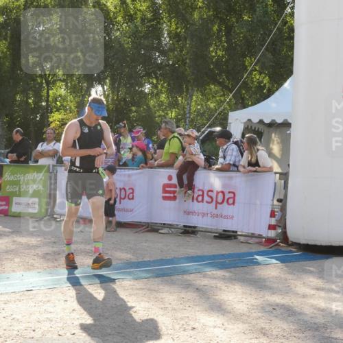 07.09.2025 - 19. Norderstedt Triathlon Zöllner http://msf.ph/oto/8794134 07.09.2025 16:43:52 Ziel 1097, 1486, 1555 meine-sportfotos.de