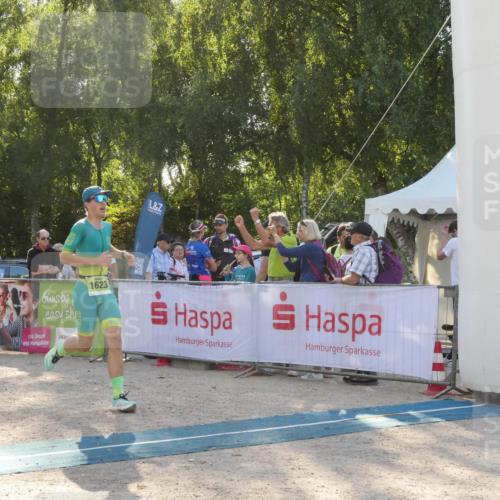07.09.2025 - 19. Norderstedt Triathlon Zöllner http://msf.ph/oto/8794452 07.09.2025 16:48:01 Ziel 1489, 1623, 1628 meine-sportfotos.de