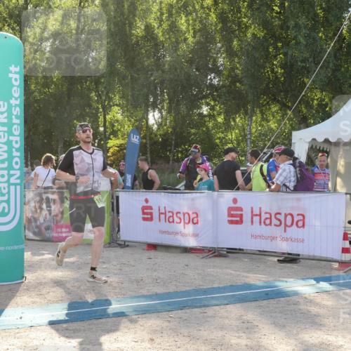 07.09.2025 - 19. Norderstedt Triathlon Zöllner http://msf.ph/oto/8794486 07.09.2025 16:48:38 Ziel 1074, 1618 meine-sportfotos.de