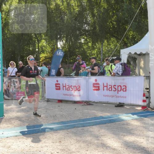 07.09.2025 - 19. Norderstedt Triathlon Zöllner http://msf.ph/oto/8794498 07.09.2025 16:48:49 Ziel 1077, 1093 meine-sportfotos.de