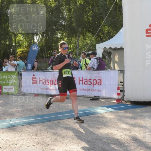 07.09.2025 - 19. Norderstedt Triathlon Zöllner http://msf.ph/oto/8794503 07.09.2025 16:48:49 Ziel 1077, 1093 meine-sportfotos.de