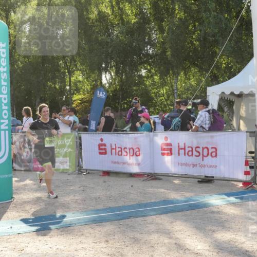 07.09.2025 - 19. Norderstedt Triathlon Zöllner http://msf.ph/oto/8794506 07.09.2025 16:48:52 Ziel 1077, 1093 meine-sportfotos.de