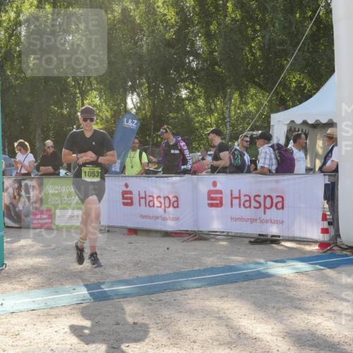 07.09.2025 - 19. Norderstedt Triathlon Zöllner http://msf.ph/oto/8794596 07.09.2025 16:49:24 Ziel 1053, 1551, 1588 meine-sportfotos.de